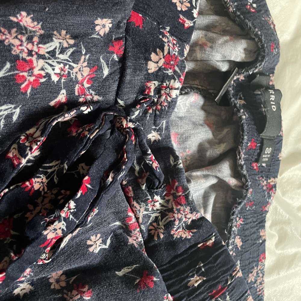 COPY - Women’s Torrid  floral Drawstring capri legging size 00 (m-L)